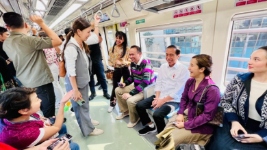 Jokowi naik LRT bersama sejumlah artis