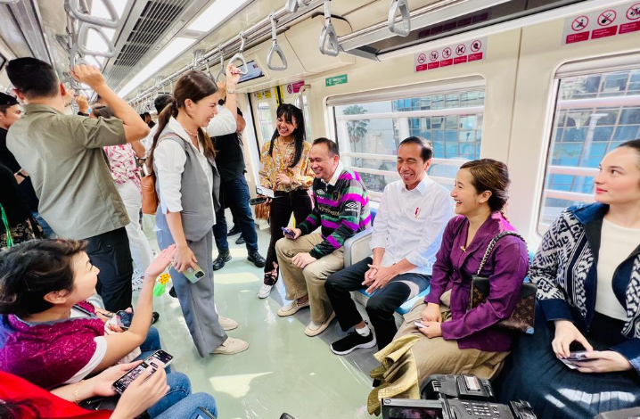 Jokowi naik LRT bersama sejumlah artis