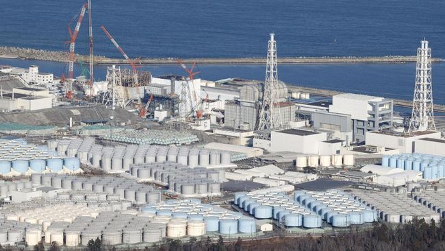 pemandangan udara menunjukkan tangki penyimpanan air olahan di pembangkit listrik tenaga nuklir Fukushima Daiichi yang lumpuh akibat tsunami di kota okuma, prefektur fukushima, jepang