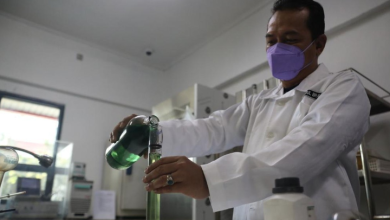 Analis menyiapkan sample untuk melakukan uji distilasi