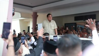 Bakal calon Presiden Prabowo Subianto saat berkunjung ke Padang