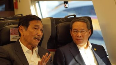 Menteri Kordinator Bidang Maritim dan Investasi RI Luhut Binsar Pandjaitan bersama Perdana Menteri Tiongkok Li Qiang meninjau kesiapan operasional KA Cepat Relasi Jakarta-Bandung di sela-sela kunjungannya ke Indonesia