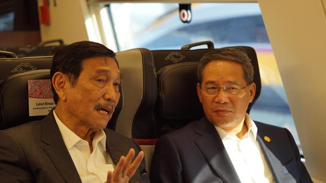 Menteri Kordinator Bidang Maritim dan Investasi RI Luhut Binsar Pandjaitan bersama Perdana Menteri Tiongkok Li Qiang meninjau kesiapan operasional KA Cepat Relasi Jakarta-Bandung di sela-sela kunjungannya ke Indonesia