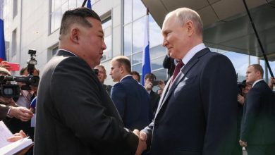 Presiden Rusia Valdimir Putin, dan Pemimpin Korea Utara Kim jong Un saat pertemuan di Kosmodrom Vostochny di wilayah Amur timur jauh, Rusia