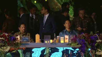 Sultan Brunei Darussalam Hassanal Bolkiah bersama Pangeran Abdul Mateen saat mengikuti acara Gala dinner atau jamuan makan malam dalam serangkaian acara Konferensi Tingkat Tinggi (KTT) ASEAN